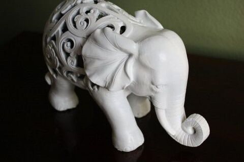 figurina unui elefant ca o amuletă de noroc